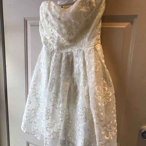 Dresses & Skirts - Strapless short dress